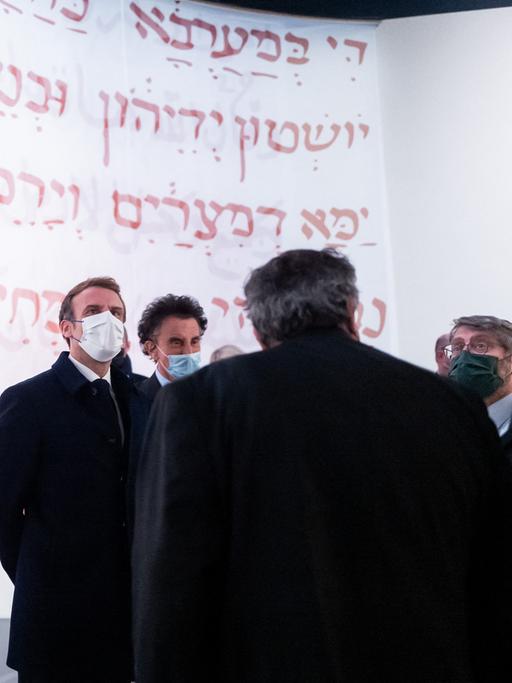 Der französische Präsident Emmanuel Macron besucht die Ausstellung "Juden im Orient, eine mehrtausendjährige Geschichte" am 22. November in Paris.