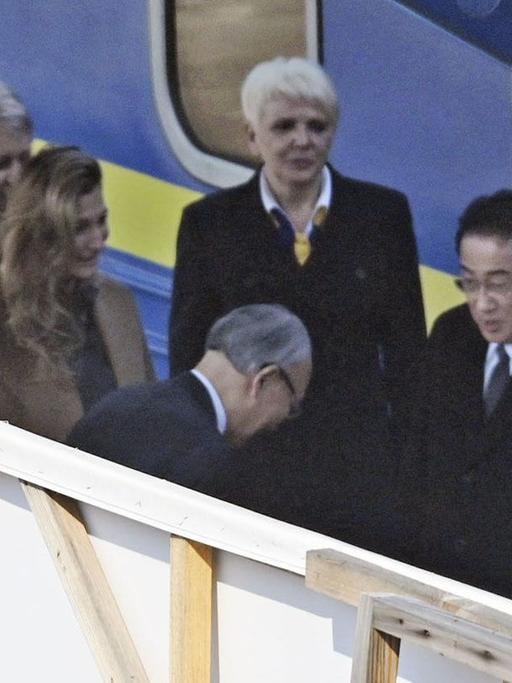 Ukraine, Kiew: Fumio Kishida (r), Premierminister von Japan, trifft zu einem Überraschungsbesuch in der ukrainischen Hauptstadt ein, um Gespräche Präsident Selenskyj zu führen.