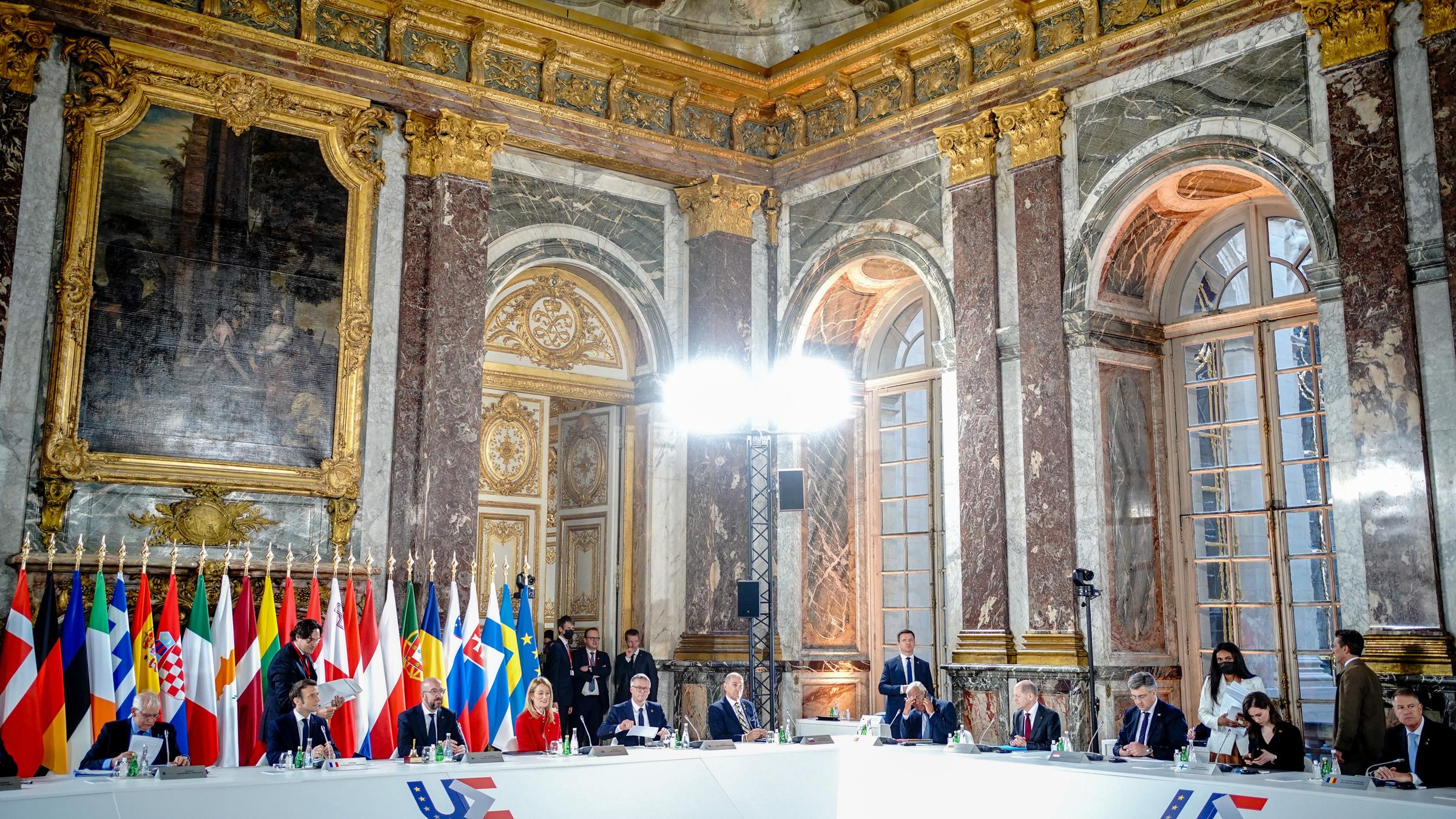 Frankreich, Versailles: Die Staats- und Regierungschefs der Europäischen Union EU kommen im Schloss von Versailles bei einer informellen zweitägigen Tagung zur ersten Arbeitssitzung zusammen.