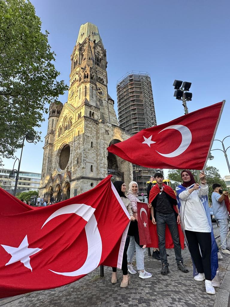 Türkische Wähler in Berlin schwenken die türkische Fahne und feiern den Sieg Erdogans.