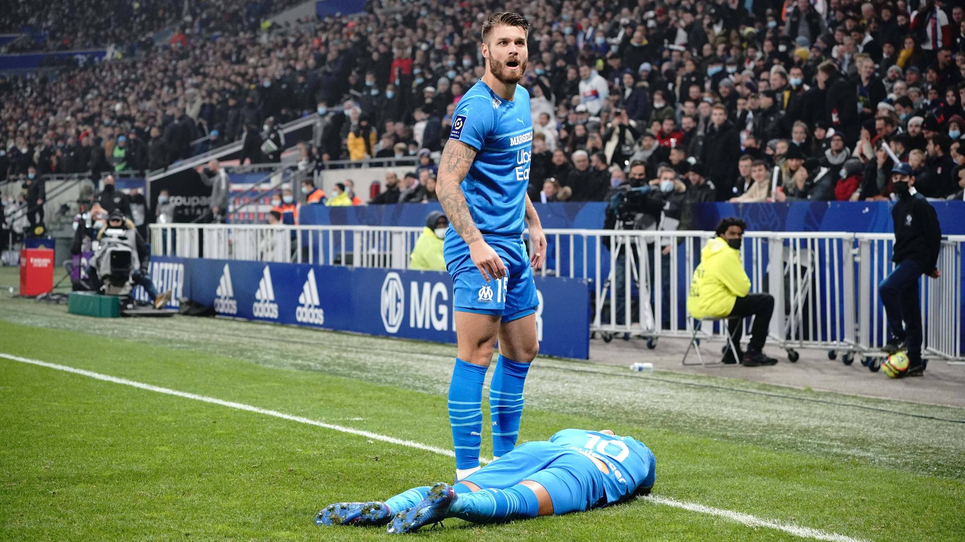 Dimitri Payet liegt am Boden, sein Mannschaftskamerad steht neben ihm und blickt empört in Richtung Zuschauer. Dimitri Payet liegt am Boden, sein Mannschaftskamerad steht neben ihm und blickt empört in Richtung Zuschauer.