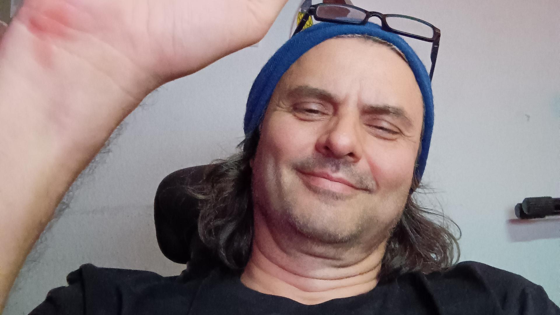 Michael Kobs trägt ein T-Shirt, auf dem "Truth" steht. Er streckt seine Fuß zum solidarischen Gruß in die Kamera. Michael Kobs trägt ein T-Shirt, auf dem "Truth" steht. Er streckt seine Fuß zum solidarischen Gruß in die Kamera.
