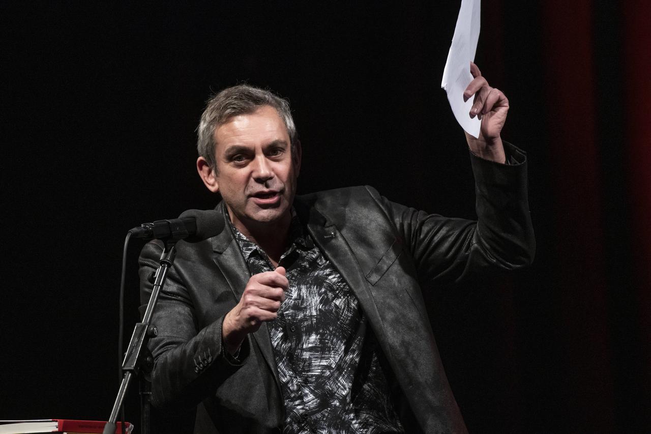 Der Schriftsteller Wladimir Kaminer bei einer Lesung auf der Bühne Der Schriftsteller Wladimir Kaminer bei einer Lesung auf der Bühne