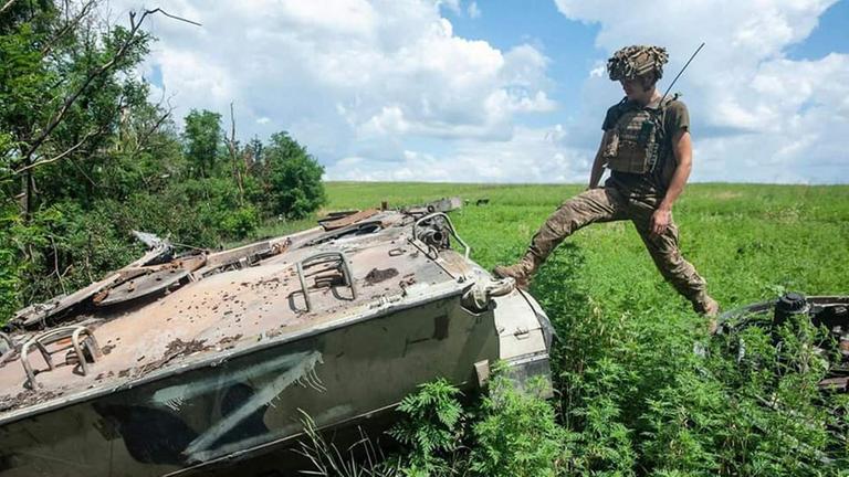 Das von der ukrainischen Armee verschickte Foto zeigt einen ukrainischen Soldaten, der auf einem zerstörten russischen Panzer steht. Das von der ukrainischen Armee verschickte Foto zeigt einen ukrainischen Soldaten, der auf einem zerstörten russischen Panzer steht.