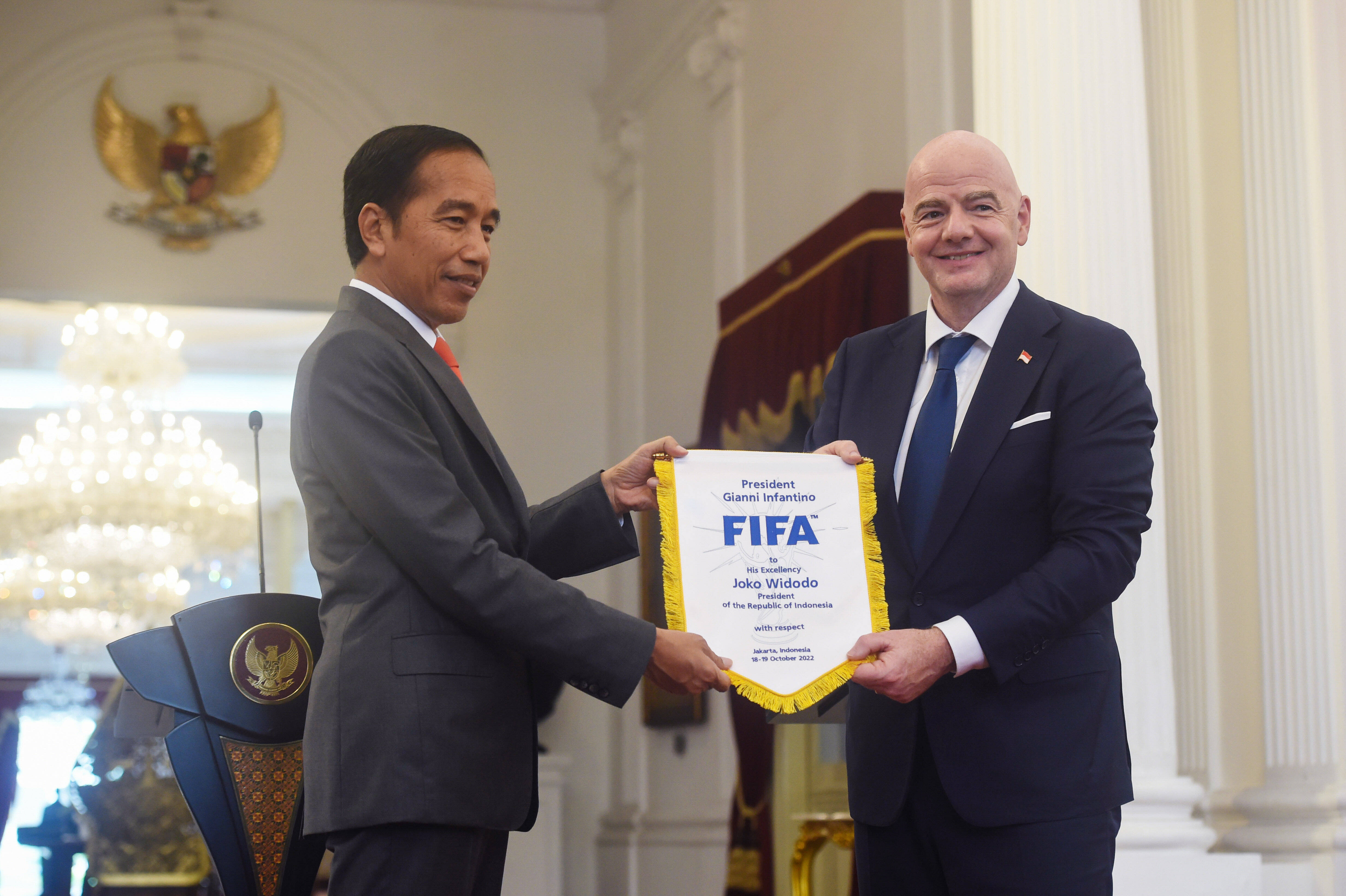 Infantino: Indonesia harus menjadi tuan rumah Piala Dunia U20 setelah kepanikan massal menyebabkan 130 orang tewas