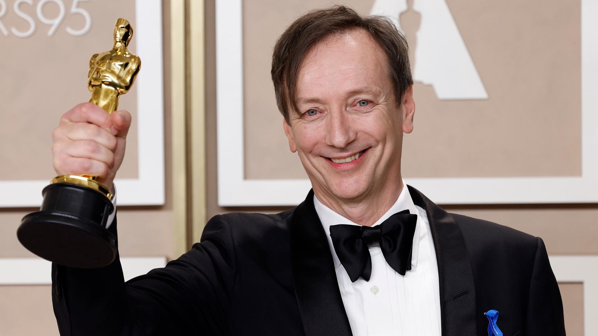 Der Komponist Volker Bertelmann hält die Oscar-Trophäe in der Hand. Der Komponist Volker Bertelmann hält die Oscar-Trophäe in der Hand.