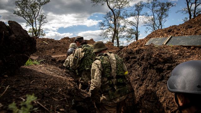 Ukrainische Soldaten gehen in einem Schützengraben im Donbas