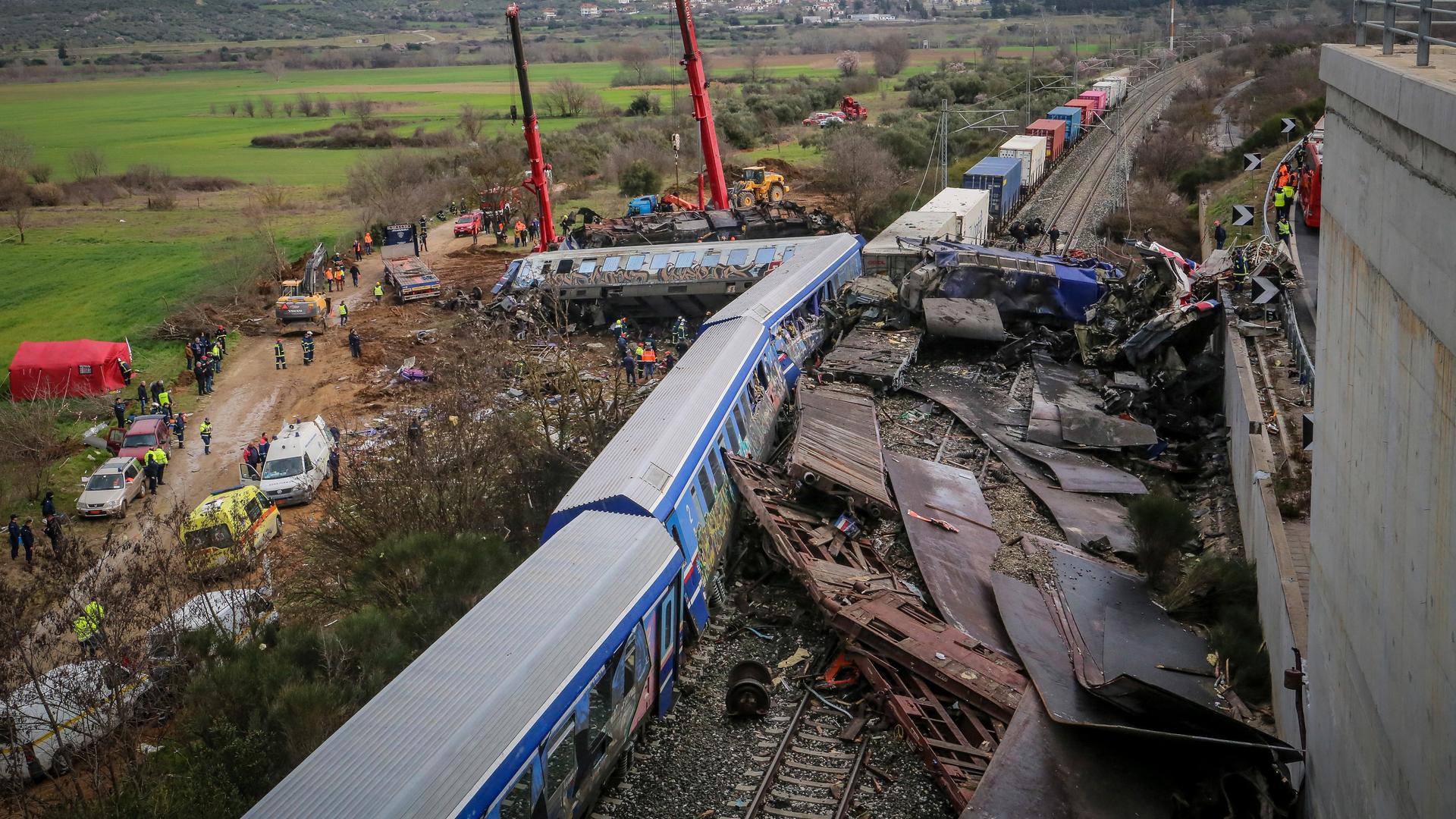 Die zerstörten Waggons nach dem Zugunglück in Griechenland. Die zerstörten Waggons nach dem Zugunglück in Griechenland.