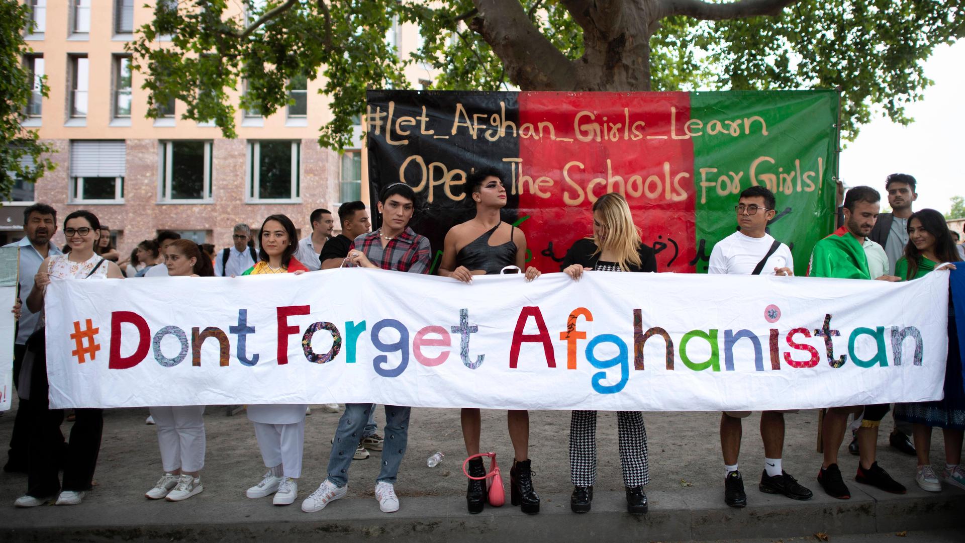 Solidaritätsdemo mit Afghanistan am 13.08.2022 in Berlin. "Don't forget Afghanistan" - Vergesst Afghanistan nicht - fordern die Demonstrierenden.