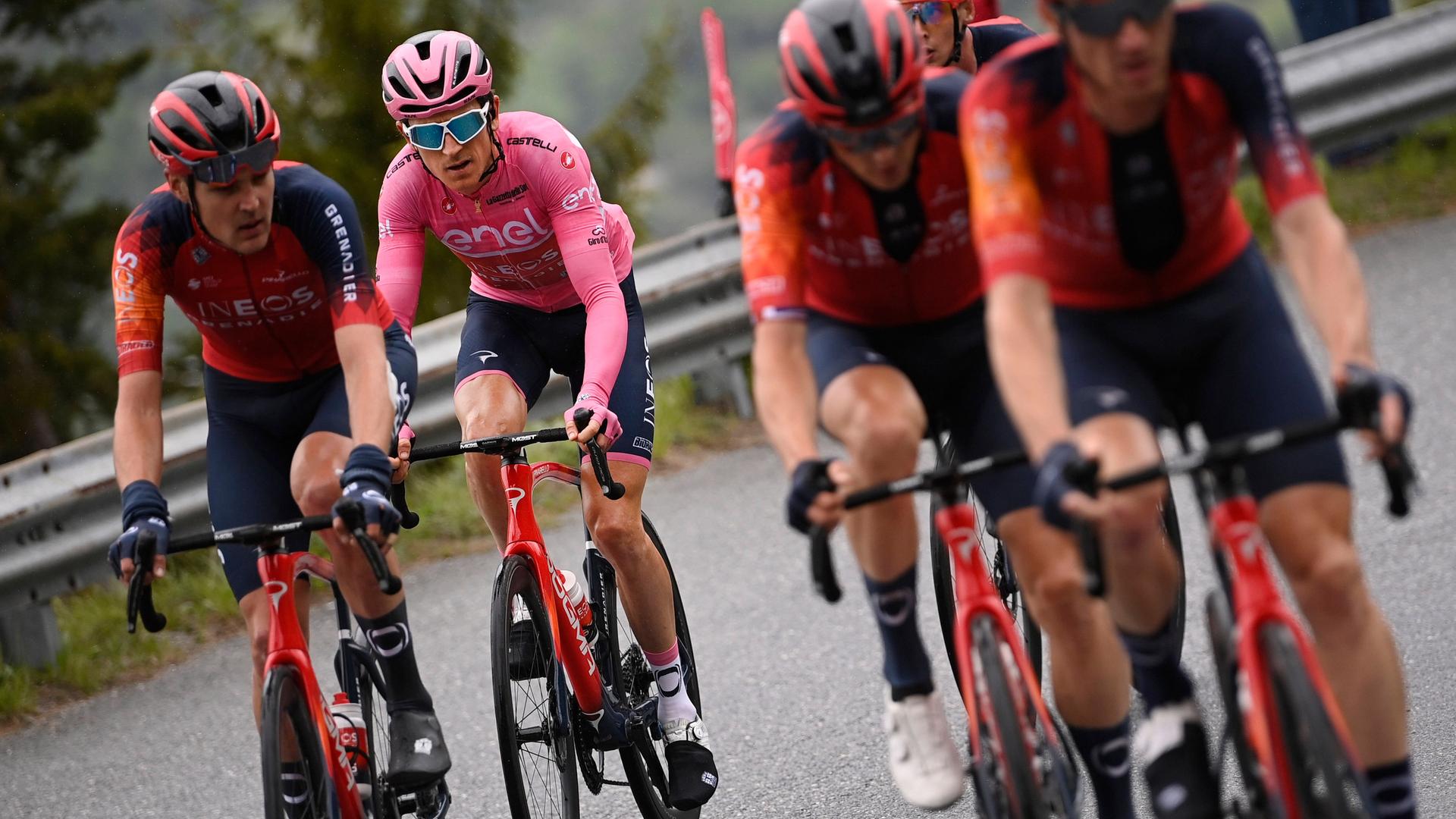 Geraint Thomas bei der 14. Etappe des Giro d'Italia 2023 noch im Rosa-Trikot. Geraint Thomas bei der 14. Etappe des Giro d'Italia 2023 noch im Rosa-Trikot.