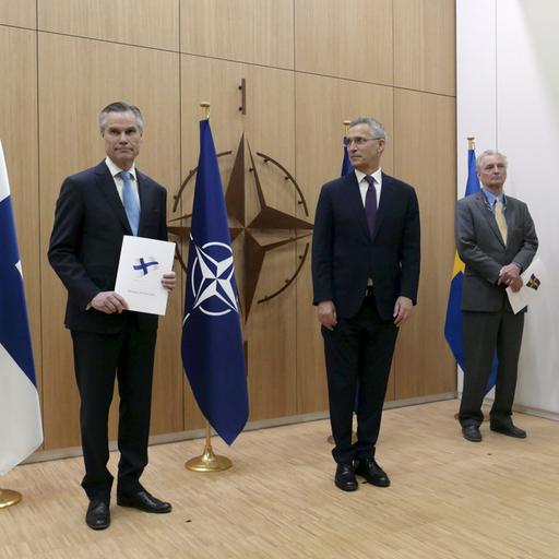 Belgien, Brüssel: Der finnische Botschafter Klaus Korhonen (l) und der schwedische Botschafter Axel Wernhoff (r) überreichen dem Nato-Generalsekretär Jens Stoltenberg in Brüssel die Anträge ihrer Länder auf die Nato-Mitgliedschaft.