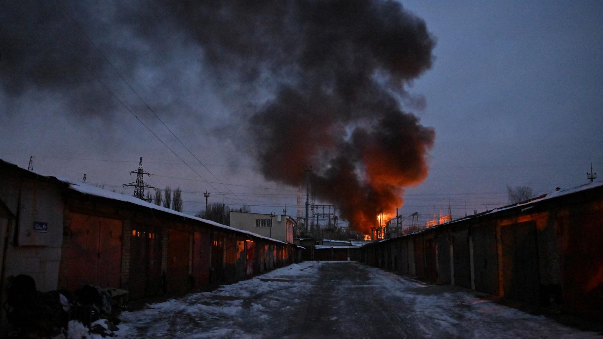 Russland greift das Land Ukraine mit Raketen an. Hier ist ein Angriff auf die Haupt-Stadt Kiew zu sehen.
