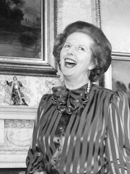 Historisches Foto von Ronald Reagan und Margaret Thatcher lachend in der Downing Street.
