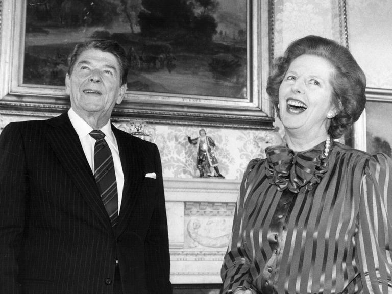 Historisches Foto von Ronald Reagan und Margaret Thatcher lachend in der Downing Street.