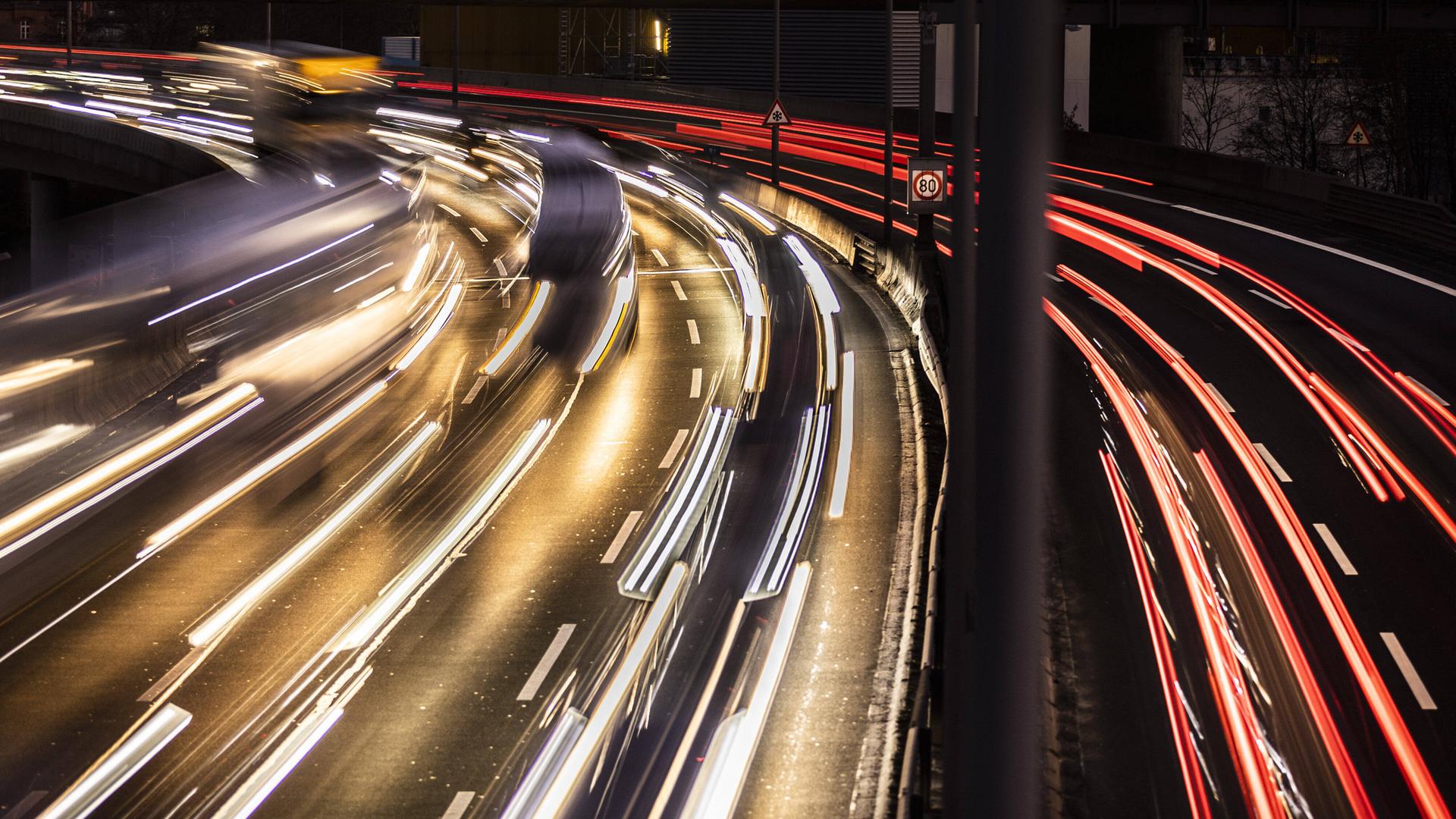 Stockender Verkehr auf der A100 zeichnet sich ab bei blauer Stunde in Berlin, 17.01.2022 Stockender Verkehr auf der A100 zeichnet sich ab bei blauer Stunde in Berlin, 17.01.2022