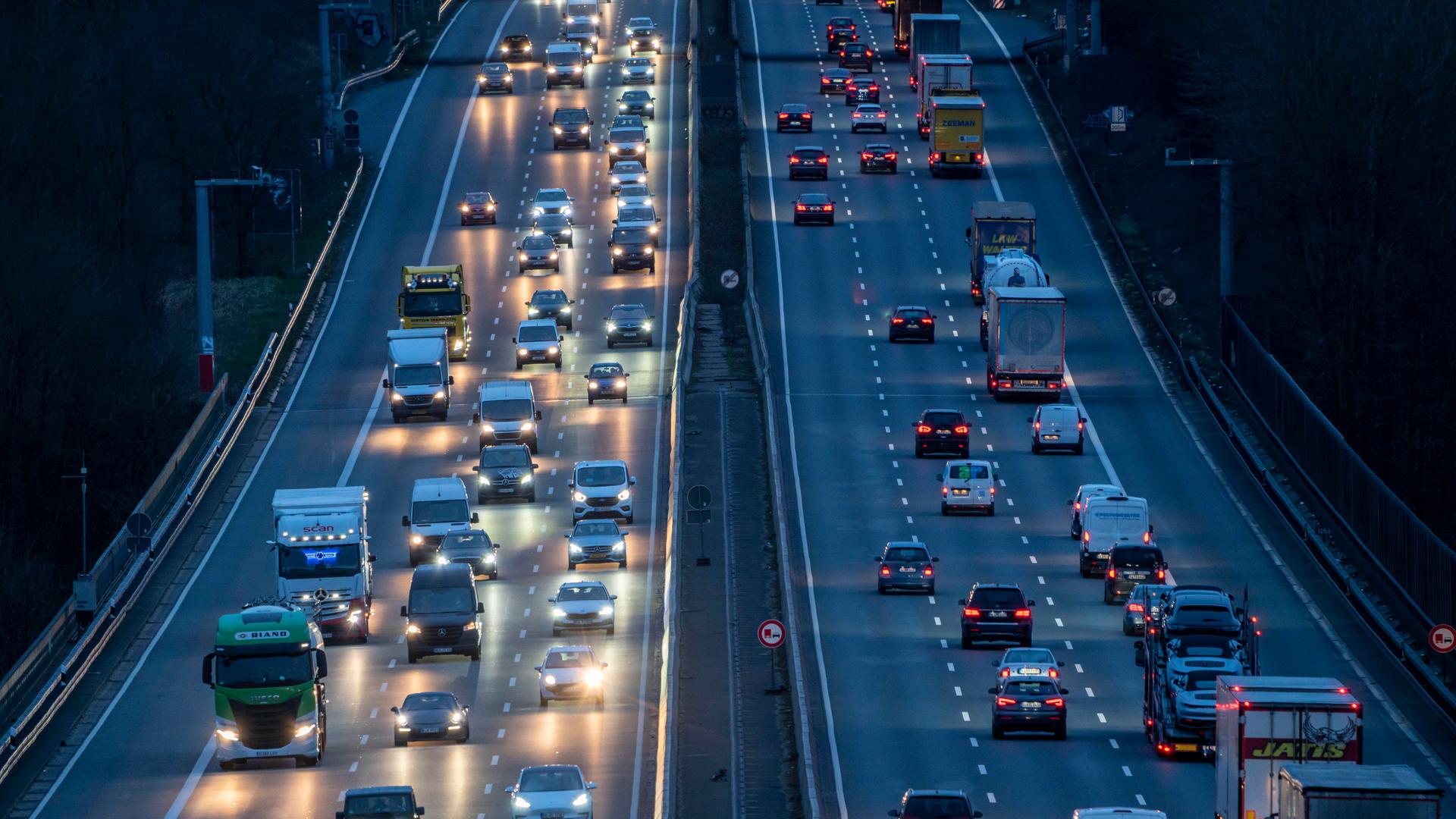 Abendlicher Berufsverkehr auf der Autobahn A3 in Nordrhein-Westfalen. Abendlicher Berufsverkehr auf der Autobahn A3 in Nordrhein-Westfalen.