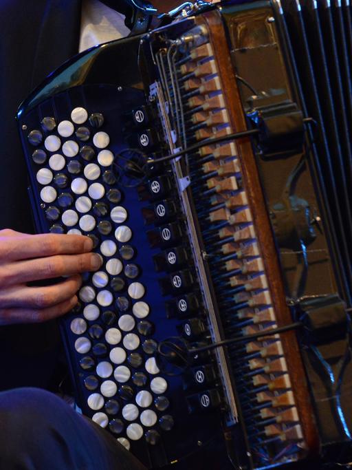 Blick auf eine Button-Konzert-Akkordeon, das in einem Konzert im Einsatz ist.