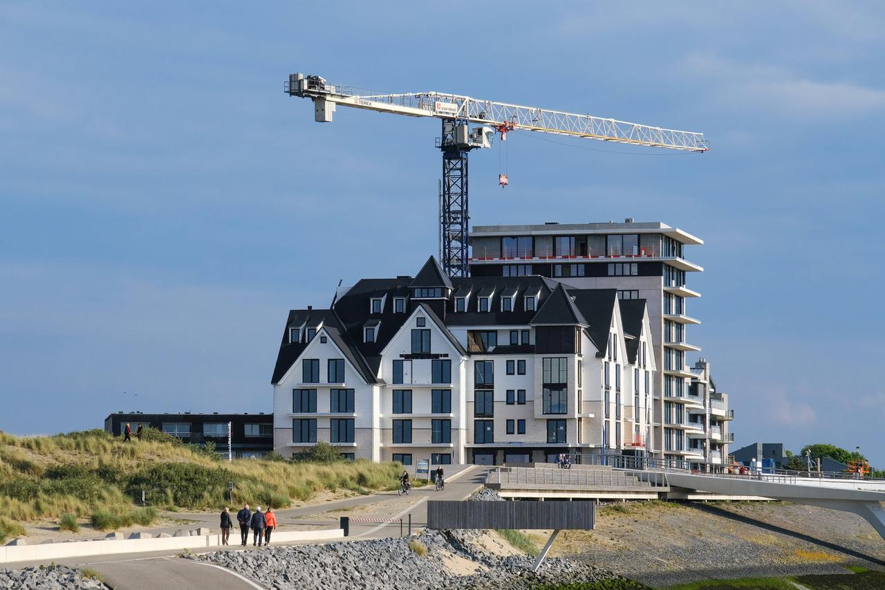 Baukran zwischen Neubauten Baukran zwischen Neubauten