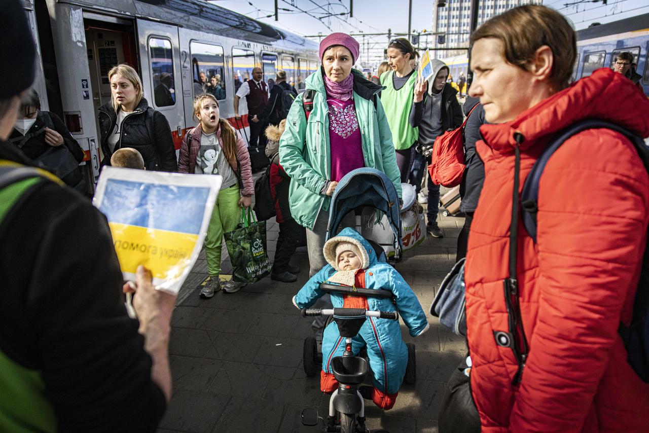 Ukrainische Flüchtlinge werden am Bahnhof empfangen