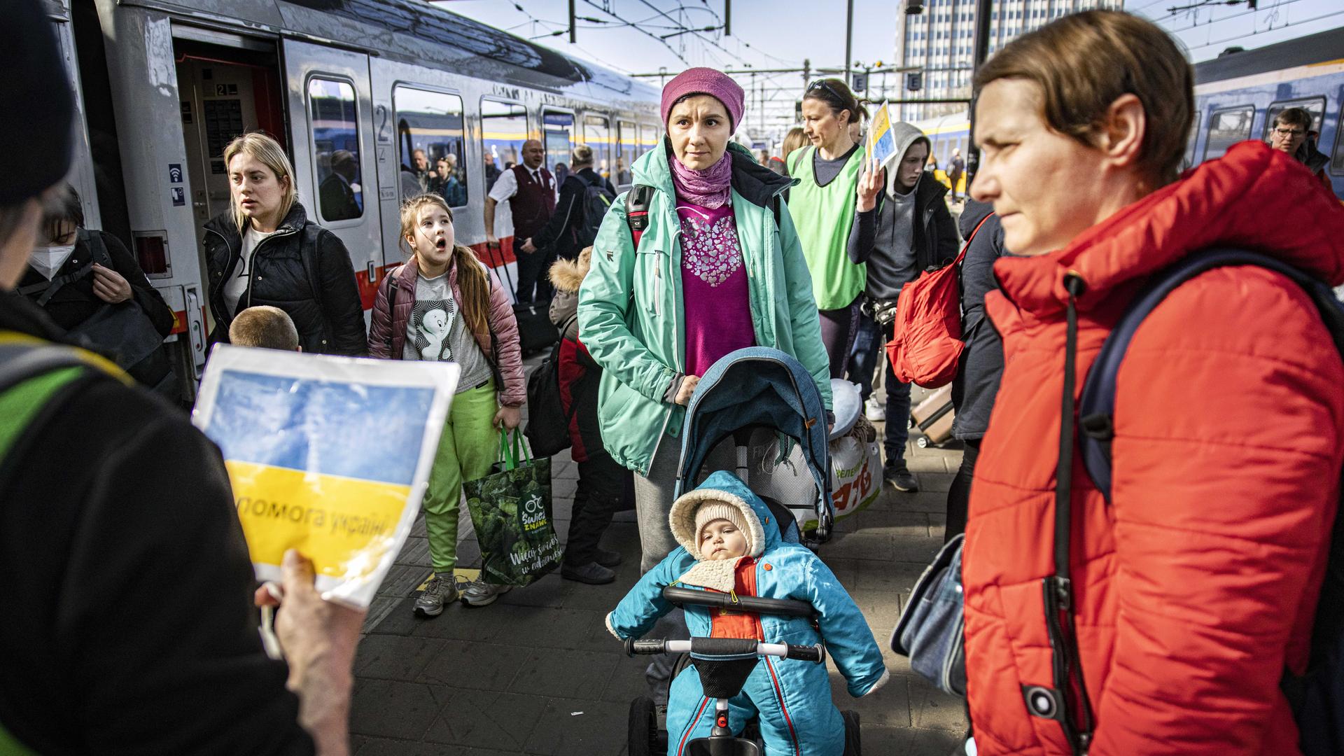 Ukrainische Flüchtlinge werden am Bahnhof empfangen Ukrainische Flüchtlinge werden am Bahnhof empfangen