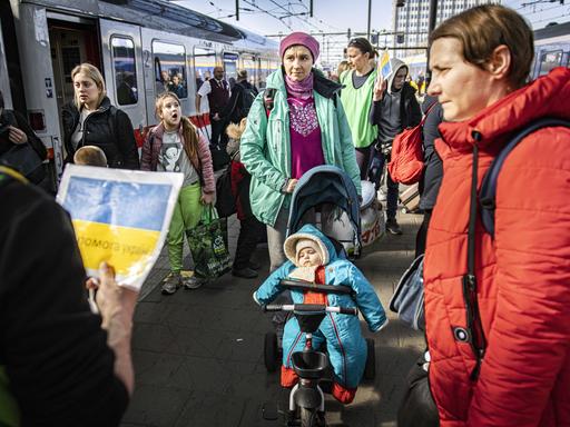 Ukrainische Flüchtlinge werden am Bahnhof empfangen