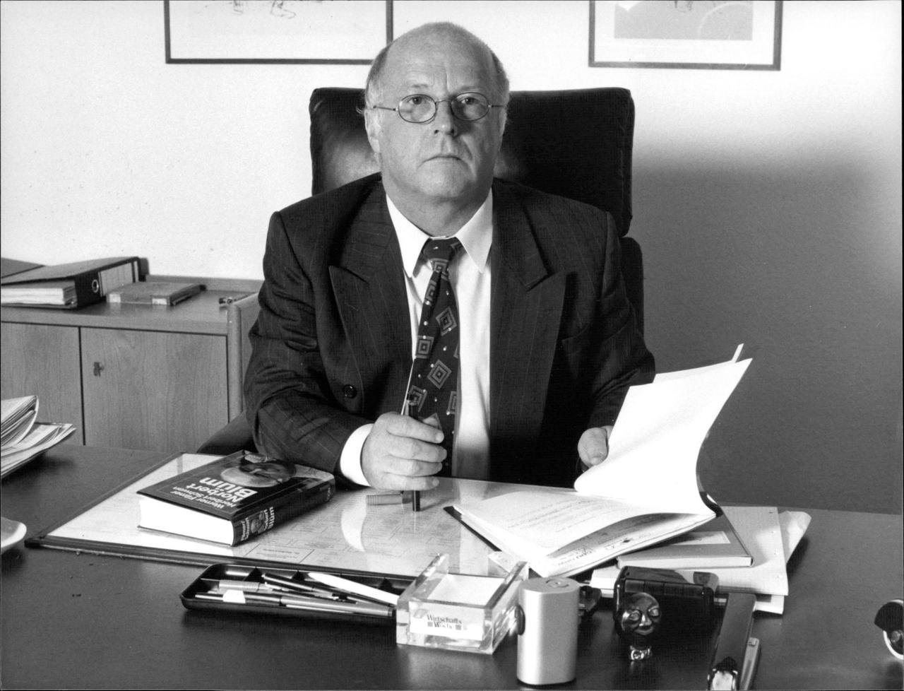 Das Foto zeigt Norbert Blüm, den Bundesminister für Arbeit und Sozialordnung, Spitzenkandidat der CDU von NRW für die Landtagswahlen 1990 hinter seinem Schreibtisch. Das Foto zeigt Norbert Blüm, den Bundesminister für Arbeit und Sozialordnung, Spitzenkandidat der CDU von NRW für die Landtagswahlen 1990 hinter seinem Schreibtisch.