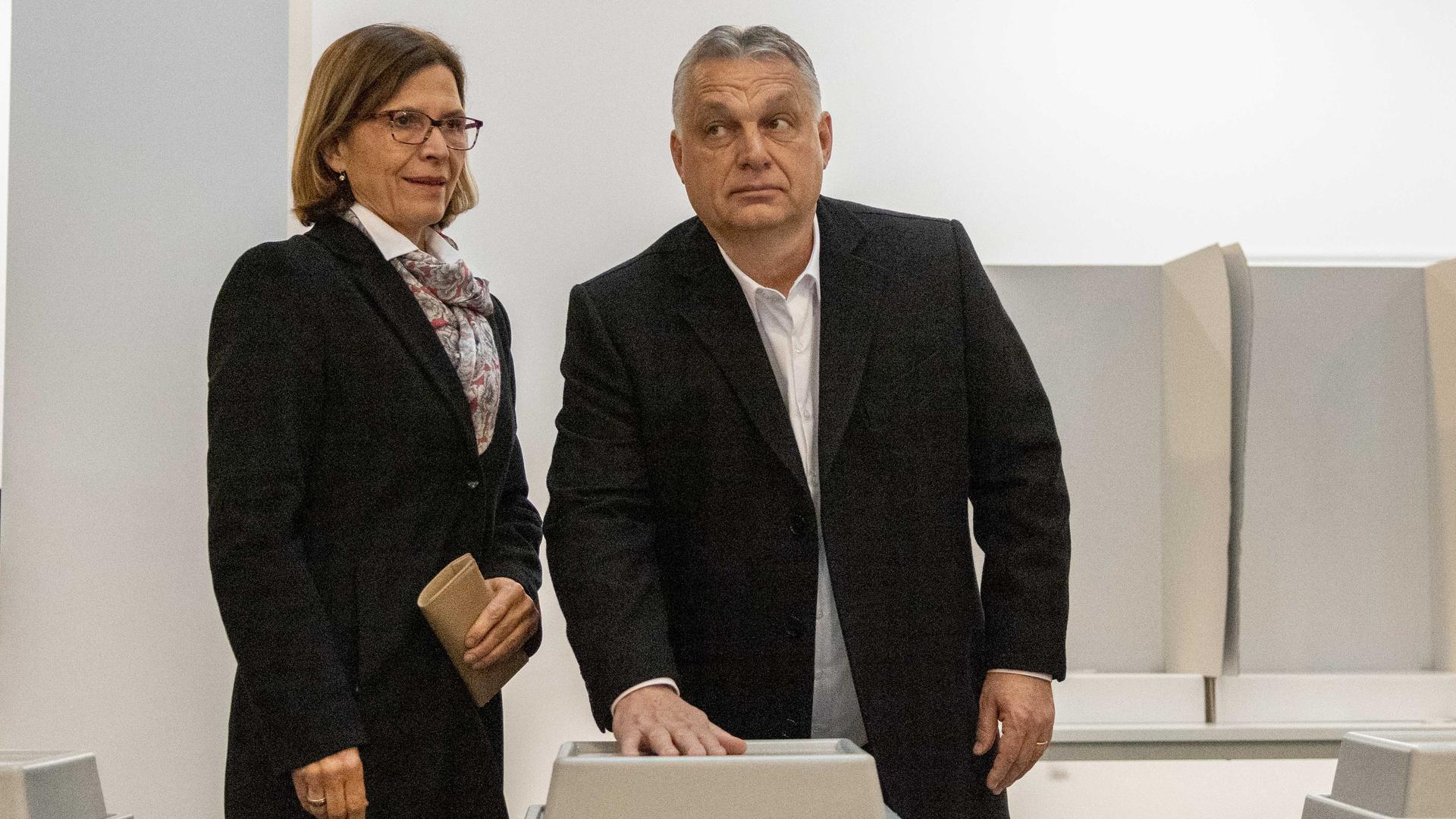 Viktor Orban und seine Frau geben ihre Stimme für die Wahl ab. Viktor Orban und seine Frau geben ihre Stimme für die Wahl ab.