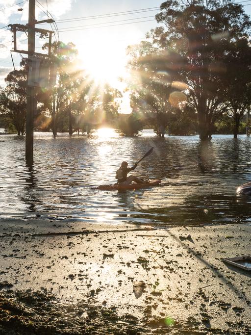 Ein Mädchen paddelt in einem Kanu durch die Fluten am 24. März 2021 in South Windsor Sydney, Australien. 