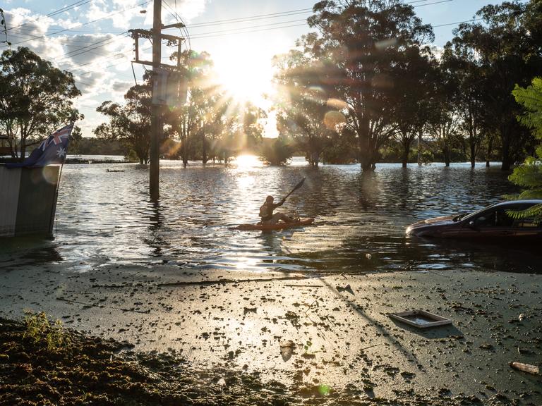 Ein Mädchen paddelt in einem Kanu durch die Fluten am 24. März 2021 in South Windsor Sydney, Australien. 