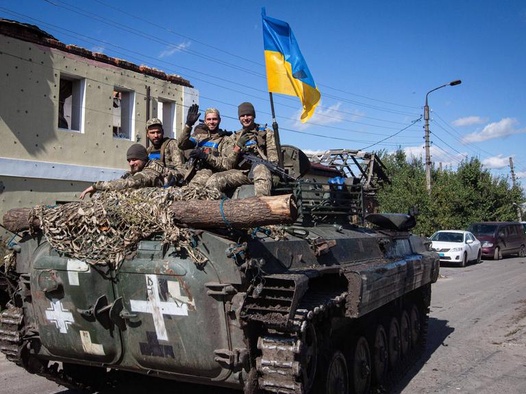 Ukrainische Soldaten fahren in einem gepanzerten Mannschaftswagen in der Stadt Izium