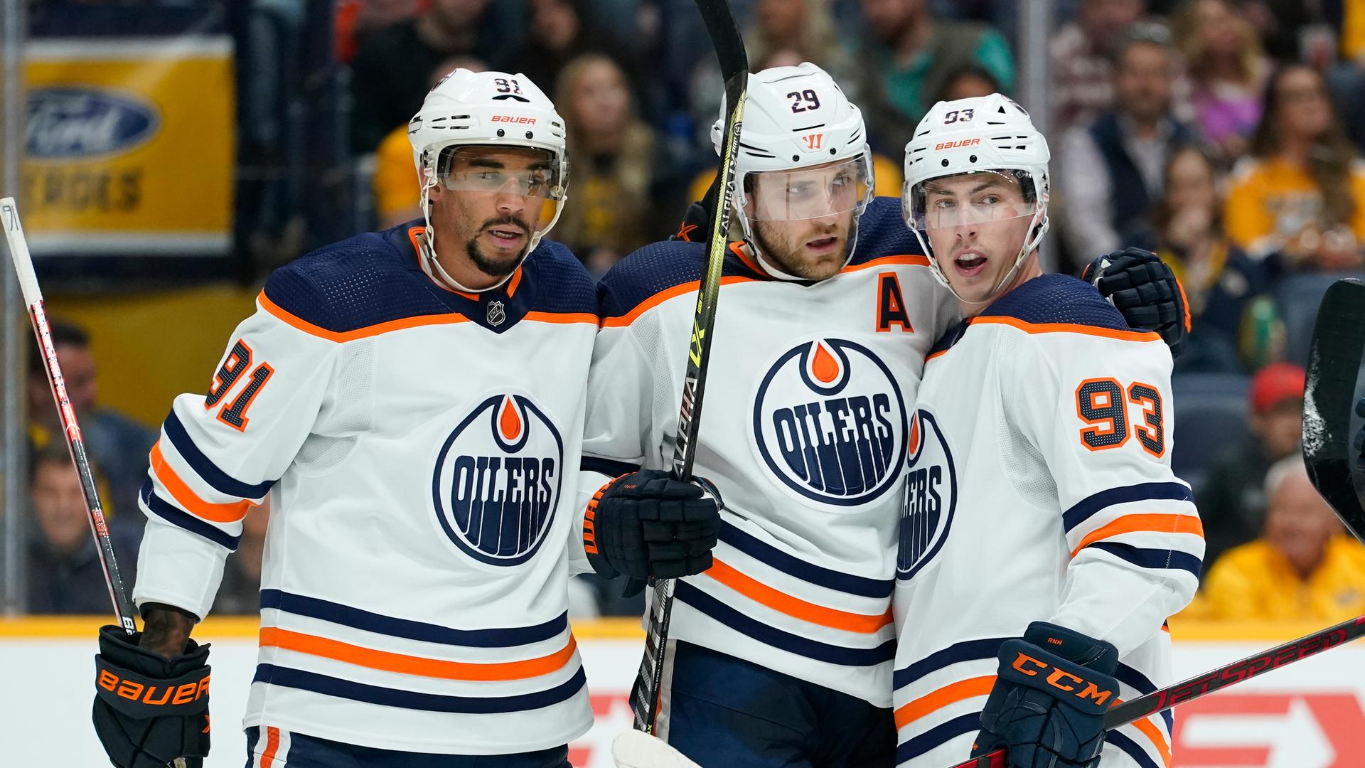 Evander Kane und Ryan Nugent-Hopkins gratulieren Leon Draisaitl nach einem Tor. Evander Kane und Ryan Nugent-Hopkins gratulieren Leon Draisaitl nach einem Tor.