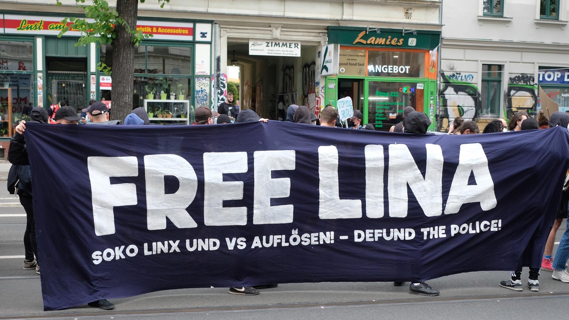 Linke Demonstration im Leipziger Stadtteil Connewitz: Die Leipziger Studentin Lina E. sitzt in Untersuchungshaft wegen des Verdachts, linksextreme Anschläge angeführt zu haben
