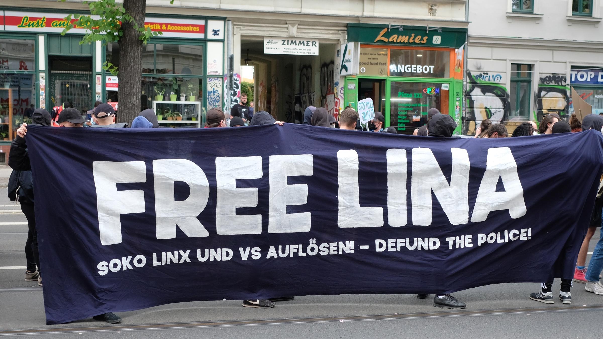 Linke Demonstration im Leipziger Stadtteil Connewitz: Die Leipziger Studentin Lina E. sitzt in Untersuchungshaft wegen des Verdachts linksextreme Anschläge angeführt zu haben