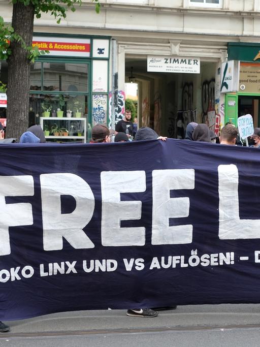 Linke Demonstration im Leipziger Stadtteil Connewitz: Die Leipziger Studentin Lina E. sitzt in Untersuchungshaft wegen des Verdachts linksextreme Anschläge angeführt zu haben