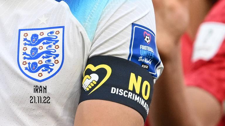 Die "No Discrimination"-Kapitänsbinde bei der Fußball-WM in Katar. Die "ONE LOVE"-Binde wurde von der FIFA offiziell verboten. Die "No Discrimination"-Kapitänsbinde bei der Fußball-WM in Katar. Die "ONE LOVE"-Binde wurde von der FIFA offiziell verboten.