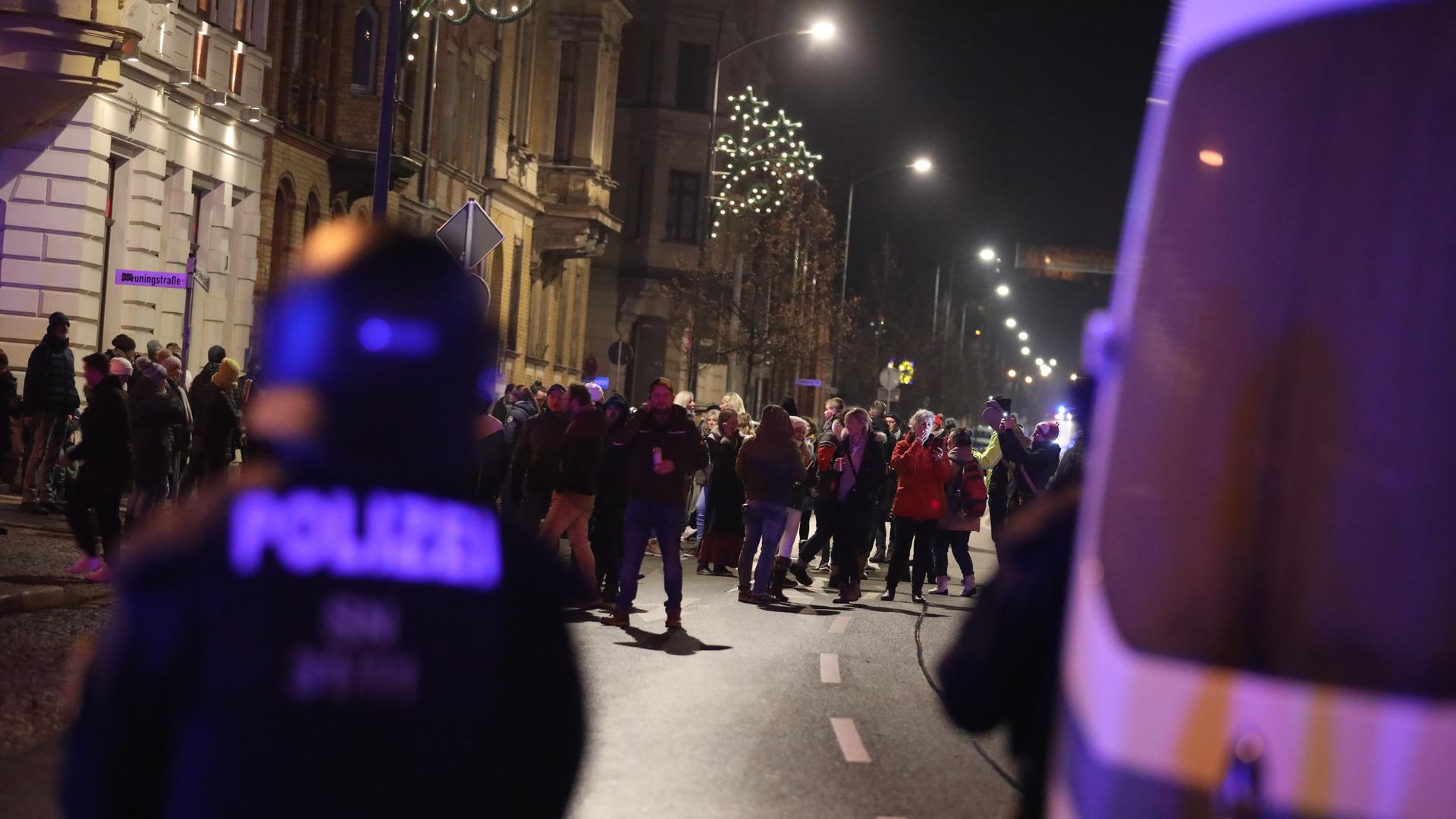 Polizisten und Teilnehmer eines so genannten Spaziergangs gegen die Corona-Maßnahmen stehen sich im thüringischen Greiz gegenüber. Polizisten und Teilnehmer eines so genannten Spaziergangs gegen die Corona-Maßnahmen stehen sich im thüringischen Greiz gegenüber.