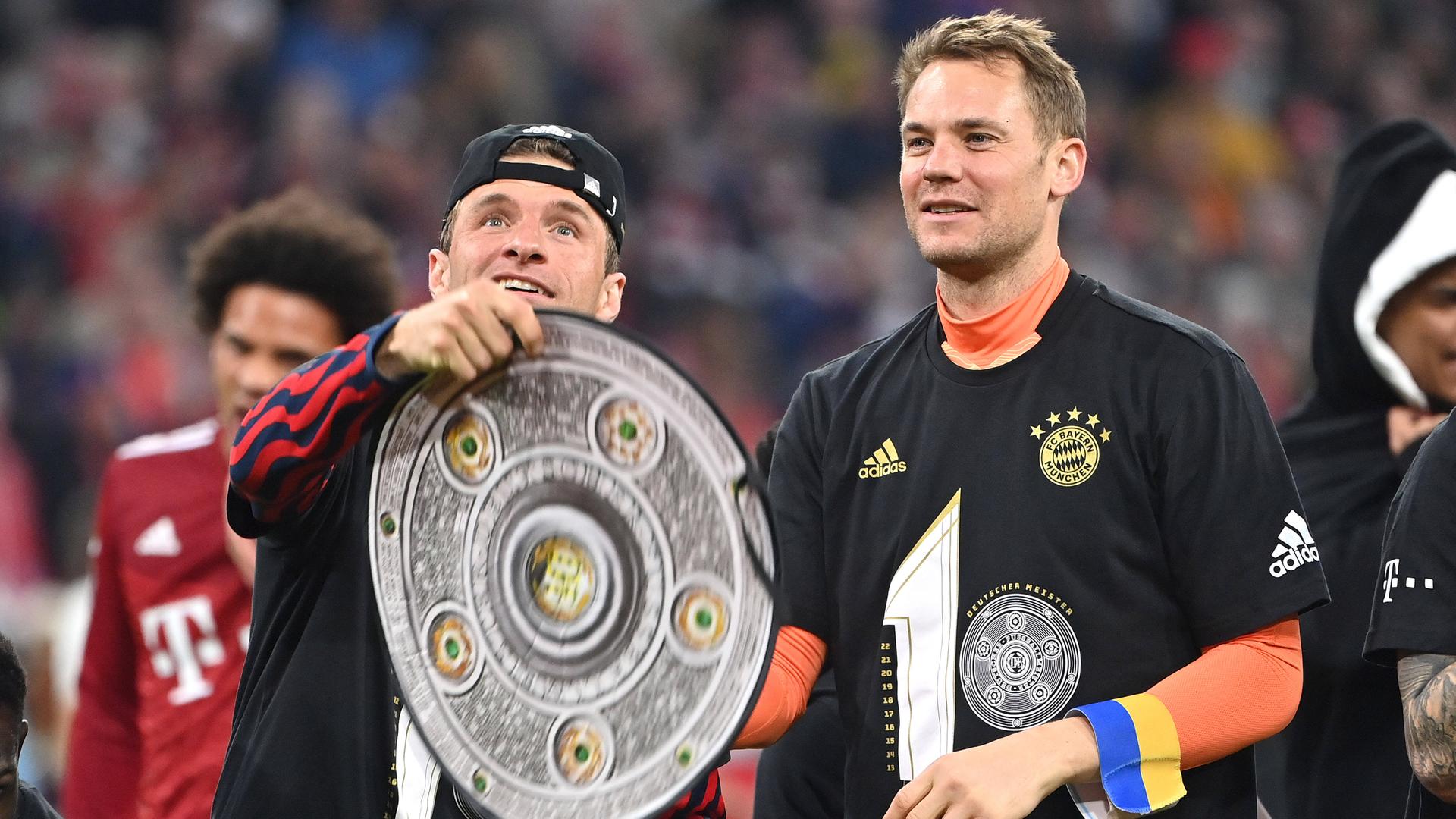 Thomas Müller (l.) und Manuel Neuer bejubeln die Meisterschaft mit dem FC Bayern München.