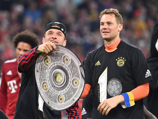 Thomas Müller (l.) und Manuel Neuer bejubeln die Meisterschaft mit dem FC Bayern München.