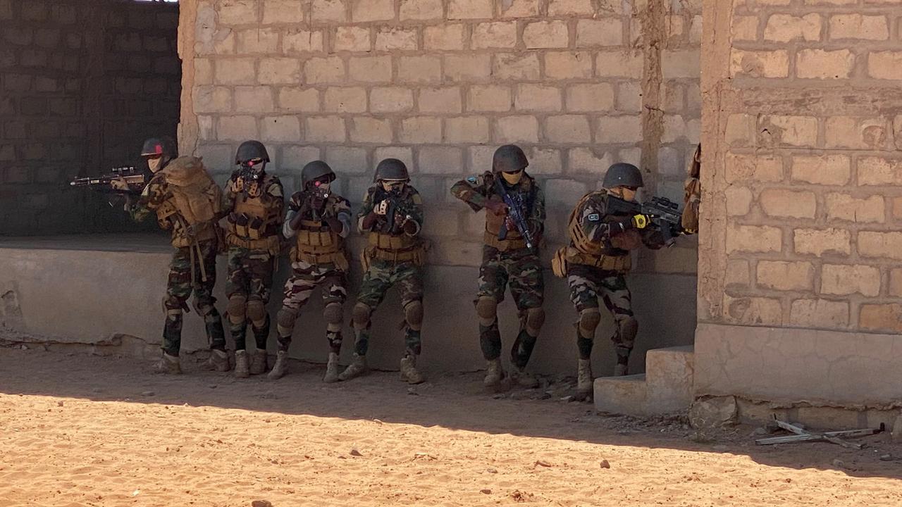 Soldaten der Armee von Niger sichern ein Gebäude während einer Vorführung bei einem Besuch des Generalinspekteurs der Bundeswehr, Zorn, bei den zur Ausbildung und Beratung eingesetzten Kampfschwimmern der deutschen Marine. Soldaten der Armee von Niger sichern ein Gebäude während einer Vorführung bei einem Besuch des Generalinspekteurs der Bundeswehr, Zorn, bei den zur Ausbildung und Beratung eingesetzten Kampfschwimmern der deutschen Marine.