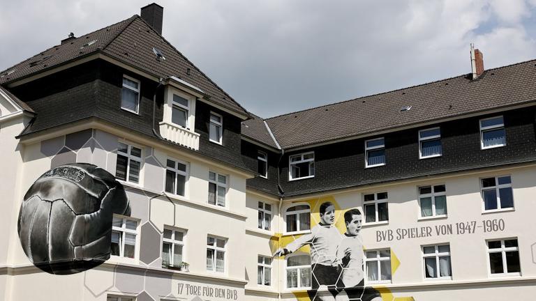Dortmunder Fußball-Legenden sind auf ein Haus am Borsigplatz gemalt. 