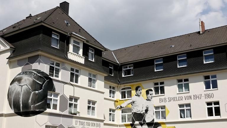 Dortmunder Fußball-Legenden sind auf ein Haus am Borsigplatz gemalt. Dortmunder Fußball-Legenden sind auf ein Haus am Borsigplatz gemalt.