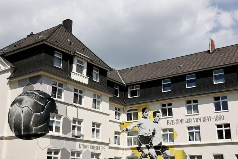 Dortmunder Fußball-Legenden sind auf ein Haus am Borsigplatz gemalt. Dortmunder Fußball-Legenden sind auf ein Haus am Borsigplatz gemalt.