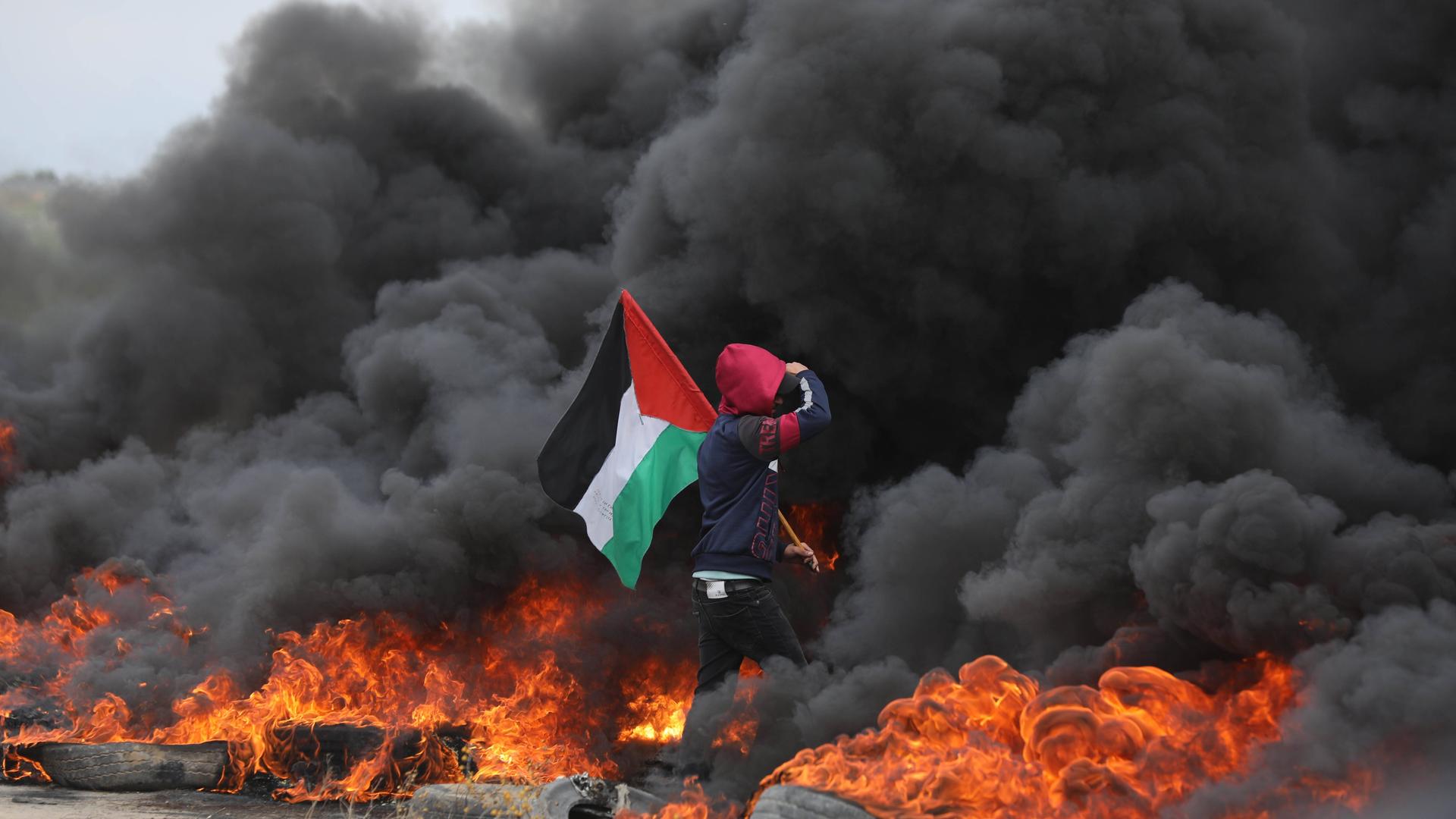 Junge Palästinenser haben aus Protest Autoreifen angezündet, nachdem Israel Luftangriffe auf den Gazastreifen geflogen hat.