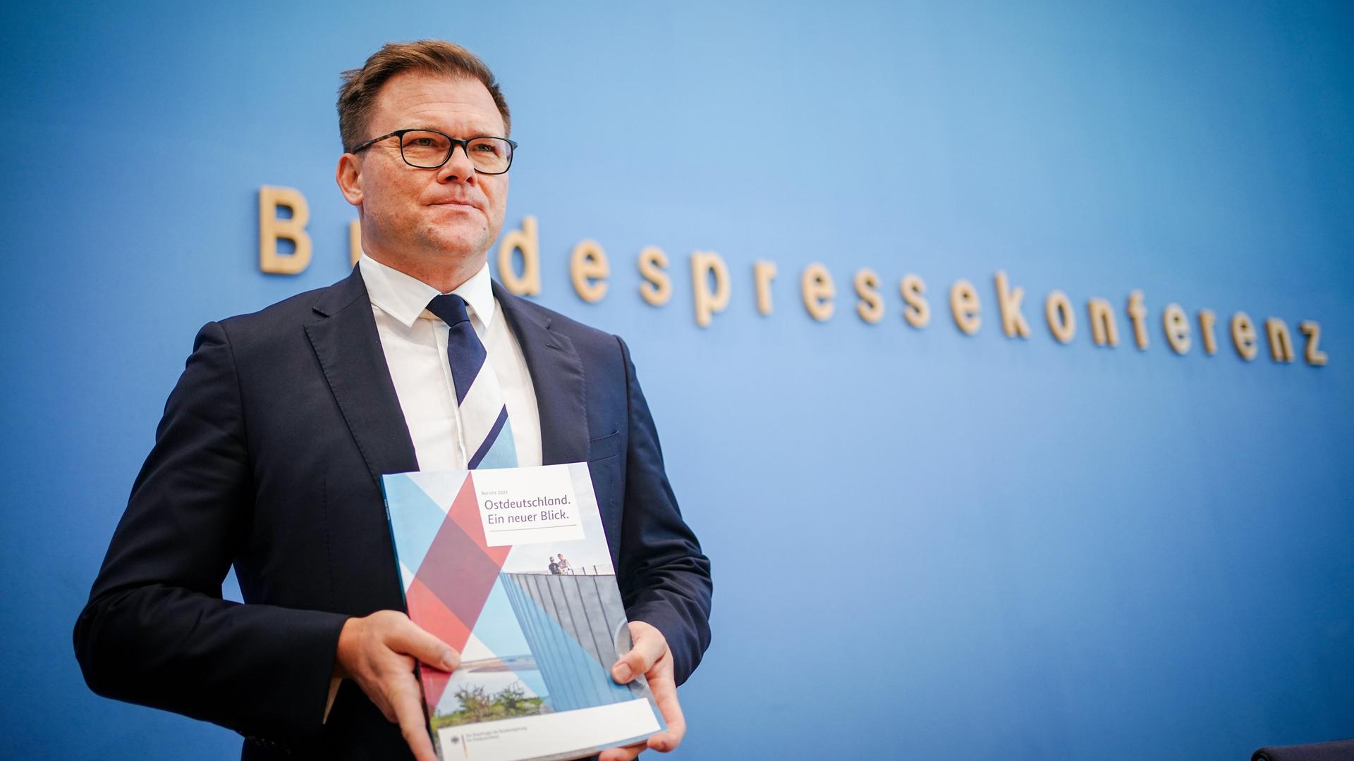 Carsten Schneider, Beauftragter der Bundesregierung für Ostdeutschland, stellt in der Bundespressekonferenz den Bericht der Bundesregierung für Ostdeutschland 2022 mit dem Titel "Ostdeutschland. Ein neuer Blick" vor. Carsten Schneider, Beauftragter der Bundesregierung für Ostdeutschland, stellt in der Bundespressekonferenz den Bericht der Bundesregierung für Ostdeutschland 2022 mit dem Titel "Ostdeutschland. Ein neuer Blick" vor.