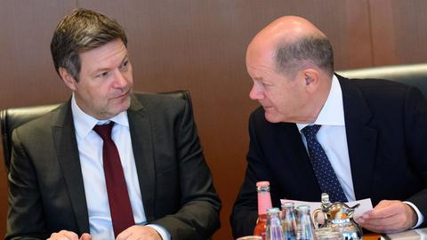 Berlin: Robert Habeck (l, Bündnis 90/Die Grünen), Bundesminister für Wirtschaft und Klimaschutz, und Bundeskanzler Olaf Scholz (SPD) unterhalten sich zu Beginn der Kabinettssitzung im Bundeskanzleramt.