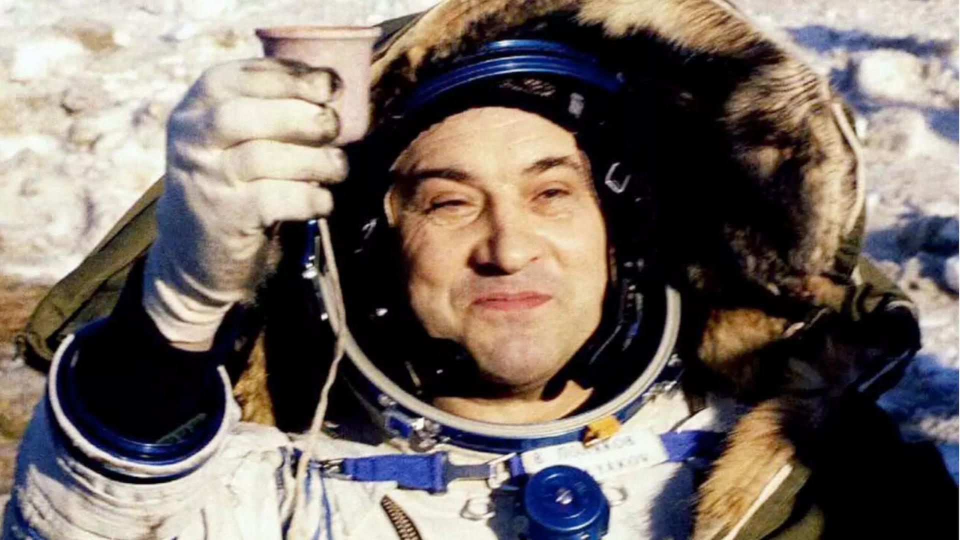 Waleri Poljakow unmittelbar nach der Rückkehr von seinem 438-Tage-Weltraumaufenthalt