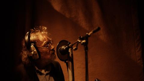 Bill Fay singt im Studio