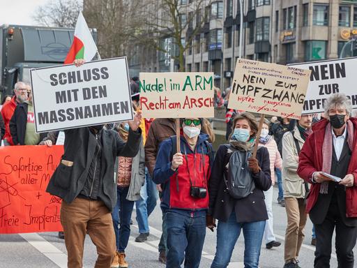 Teilnehmer einer Demonstration gegen Corona-Maßnahmen
