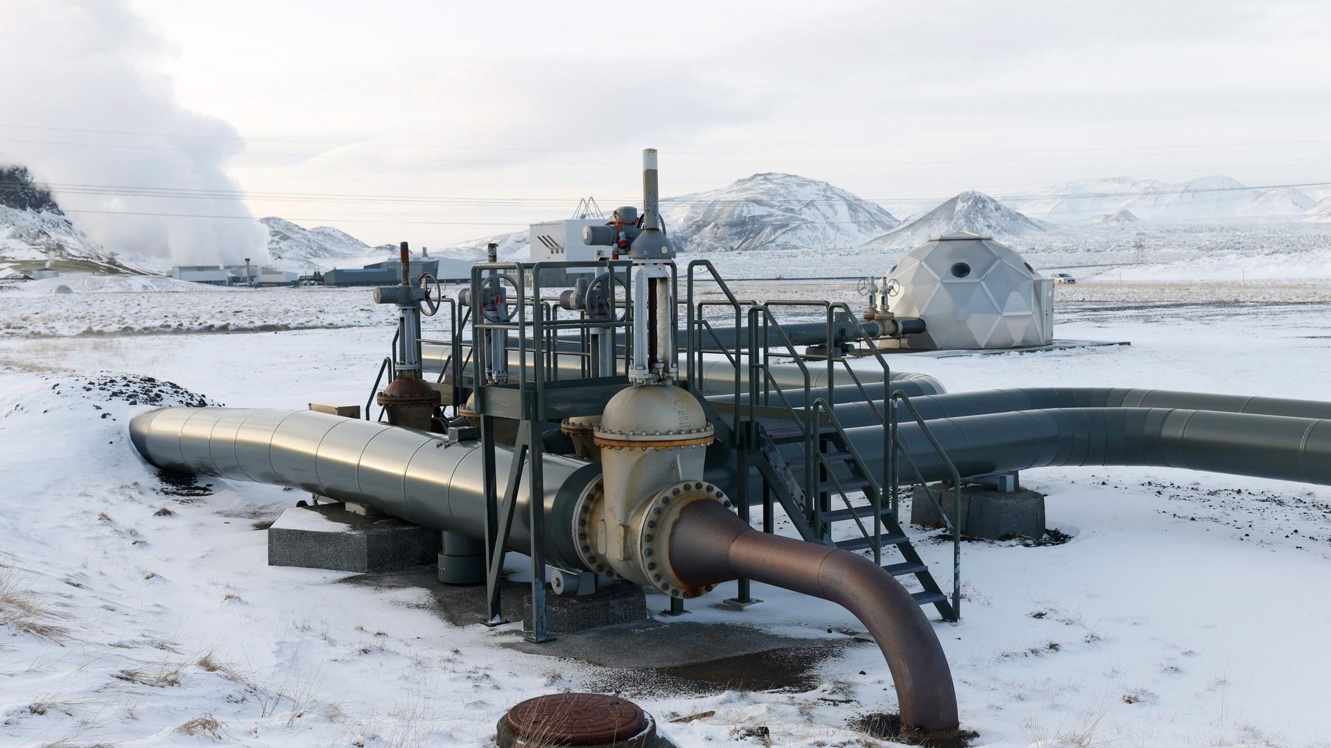 Hellisheidarvirkjun, Island: Anlage der Firma Carbfix, die CO2 abscheidet und es in Erdschichten pumpt, um es dort einzulagern Hellisheidarvirkjun, Island: Anlage der Firma Carbfix, die CO2 abscheidet und es in Erdschichten pumpt, um es dort einzulagern