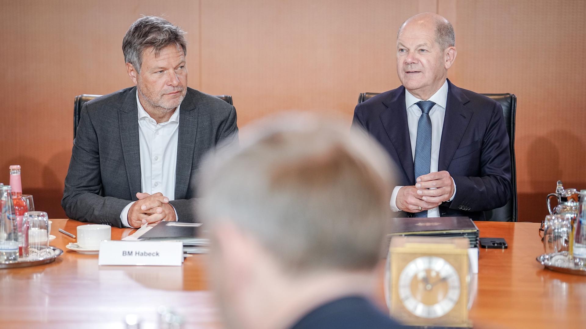 Bundeskanzler Olaf Scholz und Robert Habeck, Bundesminister für Wirtschaft und Klimaschutz, nehmen an der Sitzung des Bundeskabinetts im Bundeskanzleramt hinter Christian Lindner (FDP), Bundesminister der Finanzen, teil. Bundeskanzler Olaf Scholz und Robert Habeck, Bundesminister für Wirtschaft und Klimaschutz, nehmen an der Sitzung des Bundeskabinetts im Bundeskanzleramt hinter Christian Lindner (FDP), Bundesminister der Finanzen, teil.